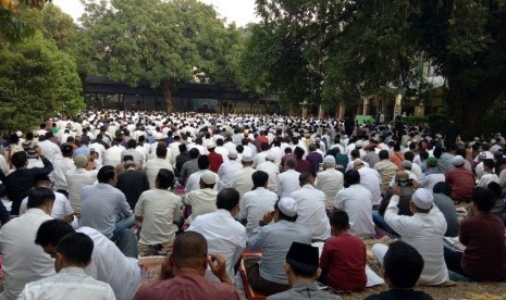 Jamaah sholat Idul Adha 1438 Hijriyah di Masjid Sunda Kelapa meluber hingga ke halaman dan jalan, Jumat (1/9).