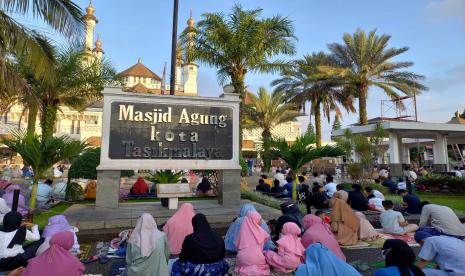 Jamaah Sholat Idul Fitri Meluber Hingga ke Luar Masjid Agung Kota Tasikmalaya