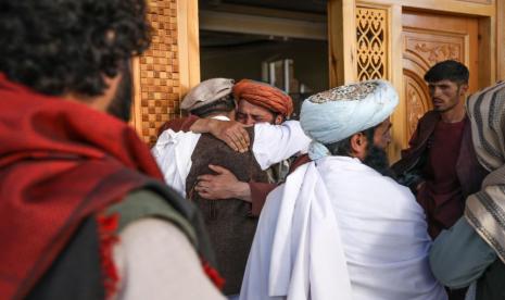 Jamaah sholat Jumat di pinggiran Kabul, Afghanistan 