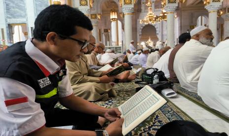 Jamaah sholat Jumat sudah memenuhi area sekitar Masjidil Haram sejak pukul 10.00 waktu Arab Saudi, Jumat (1/6/2023). Jamaah Haji Lansia tidak Perlu Paksakan Diri Sholat Jumat di Masjidil Haram.