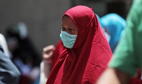 Seorang perempuan tampak mengenakan masker untuk menghindari virus MERS