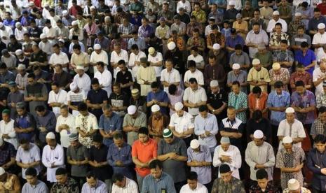 Jamaah tarawih di masjid.