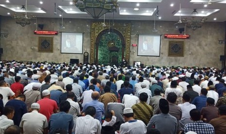 Jamaah Tarawih Masjid Agung Sunda Kelapa (MASK) Menteng, Jakarta Pusat, mendengarkan ceramah yang disampaikan oleh Prof Abudin Nata MA.