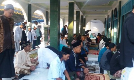 Jamaah tarekat Naqsabandiyah di Kota Mataram, Nusa Tenggara Barat (NTB) melaksanakan shalat idul fitri pada Kamis (14/6).