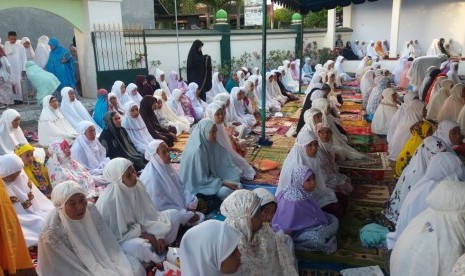 Jamaah tarekat Naqsabandiyah di Kota Mataram, Nusa Tenggara Barat (NTB) melaksanakan shalat idul fitri pada Kamis (14/6).