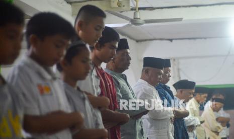 Jamaah Tarekat Naqsabandiyah melaksanakan sholat tarawih Ramadhan pertama di Surau Baru, Pauh, Padang, Sumatera Barat, Kamis (31/03/2022). Tarekat Naqsabandiyah lebih dulu memulai berpuasa pada Jumat (1/4/202) berdasarkan Metode Hisab Munjid yang telah digunakan secara turun temurun. 