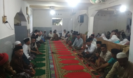 Jamaah Tarekat Naqsabandiyah Sumbar melaksanakan Solat Id di Masjid Baitul Makmur, Pauh, Padang, Senin (3/6).