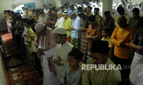 Tarekat di Nusantara yang Ditakuti Penjajah Belanda. Foto ilustrasi: Jamaah tarekat Naqsabandiyah melakukan shalat Idul Fitri di Mushala Baitul Mak