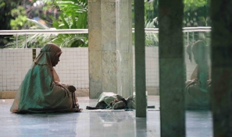 Jamaah tengah beriktikaf di Masjid Agung Sunda Kelapa, Jakarta