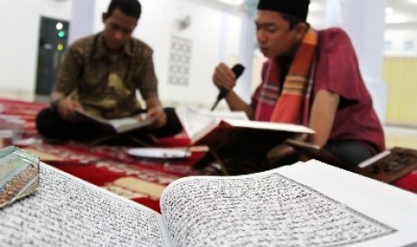 Jamaah tengah membaca Alquran