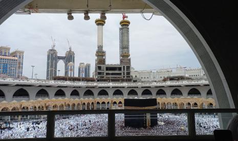 Jamaah terlihat memamadati Masjidil Haram Jumat (5/8). Kepadatan ini setelah Kerjaan Arab Saudi membuka kuota umroh seluas-luasnya. 