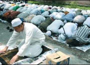 Jamaah tetap melakukan shalat Jumat di lokasi runtuhan Masjid Al Ikhlas.