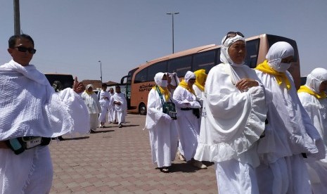  Pendapat Ulama Ketika Miqat tanpa Ihram. Foto:  Jamaah tiba di Bir Ali untuk mengambil miqat, niat haji dan umrah, Ahad (14/7) di Madinah. Setelah shalat dua rakaat jamaah diberangkatkan menuju Makkah. 