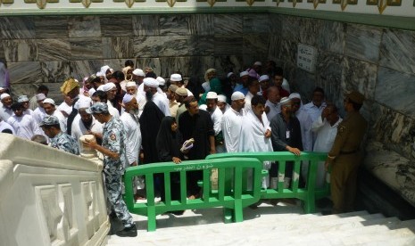 Jamaah tidak boleh masuk karena ruang di dalam Masjidil Haram, Makkah, sudah penuh jelang shalat Jumat pada 12 Agustus 2016. 