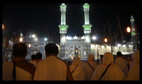 Jamaah umrah akan memasuki Masjidil Haram, Makkah, Arab Saudi.