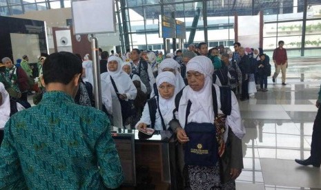 Jamaah umrah antre di imigrasi bandara.