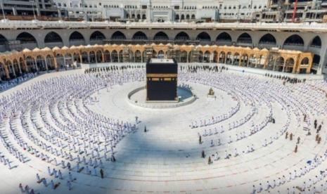 Jutaan Umat Islam Daftar Umroh dalam Satu Bulan. Foto ilustrasi: Jamaah umrah beribadah menerapkan protokol kesehatan.