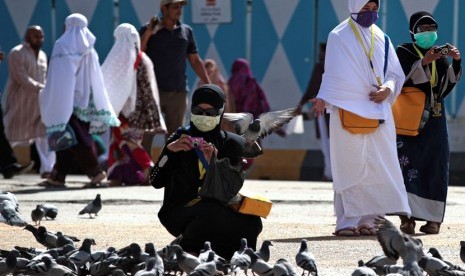  Jamaah umrah di kota suci Makkah, mengenakan masker untuk mencegah tertular virus Middle East respiratory syndrome atau MERS.