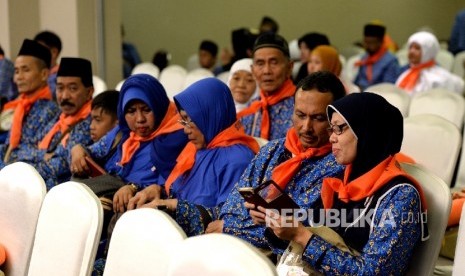  Jamaah umrah First Travel yang tertunda bersiap untuk diberangkatkan ke Tanah Suci di Tangerang, Banten, Senin (1/5).