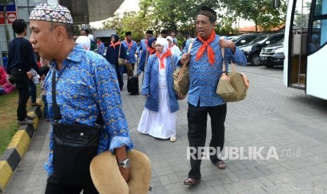 Jamaah umrah First Travel yang tertunda bersiap untuk diberangkatkan ke Tanah Suci di Tangerang, Banten, Senin (1/5).