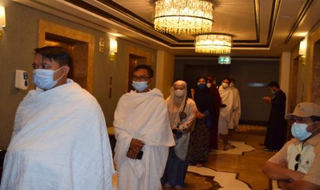 Jamaah umrah kelompok terbang (kloter) pertama yang berangkat pada Ahad (1/11) sudah mengambil hasil swap test PCR yang dititip otoritas Arab Saudi. Setelah selesai karantina mereka (para jamaah) baru boleh melaksanakan umrah. 