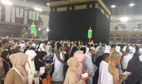 Jamaah umrah melaksanakan tawaf sunah di sepertiga malam (Ilustrasi)