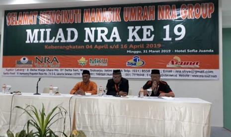 Jamaah umrah milad ke-19 NRA Travel mengikuti manasik.