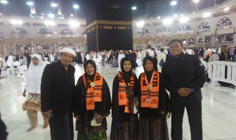 Jamaah umrah Naja Travel Cabang Pantura melakukan ibadah di Masjidil Haram.