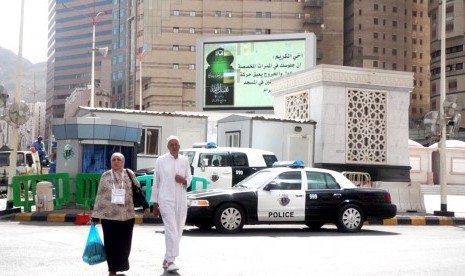 Jamaah umrah sedang berjalan di kawasan Masjidil Haram, Makkah