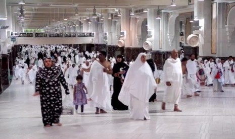 Jamaah umrah sedang melakukan Sa'i di Masjidil Haram, Makkah, Saudi Arabia