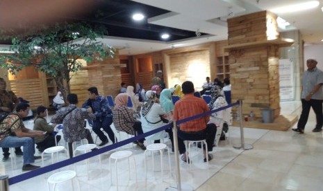 Jamaah Umrah sedang menunggu antrean rekam biometrik di salah satu cabang VFS Tasheel, Blok M, Jakarta Selatan. Jumat (25/1).