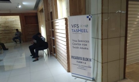 Jamaah Umrah sedang menunggu antrean rekam biometrik di salah satu cabang VFS Tasheel, Blok M, Jakarta Selatan. Jumat (25/1).