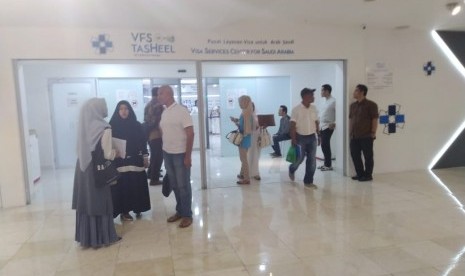 Jamaah umrah sedang menunggu antrean rekam biometrik di salah satu cabang VFS Tasheel, Blok M, Jakarta Selatan. 