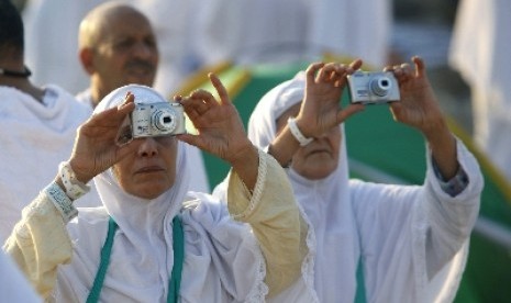 Jamaah umrah tengah mengabadikan kota suci Makkah. 