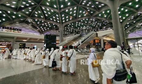 Jamaah Umroh Abhinaya Tour & Travel berjalan menuju kereta cepat Haramain di Stasiun  Madinah, Arab Saudi, Kamis (4/5/2023).