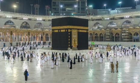 Jamaah umroh bertawaf di sekitar Ka