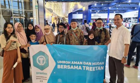 Jamaah Umroh dari Treetan Diberangkatkan untuk Pertama Kali