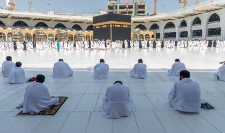 Jamaah Umroh melaksanakan jaga jarak ketika berada di area 