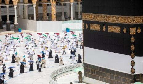 Pembagian Pelayanan Jamaah Umroh antara Maskapai dan Muasassah. Foto: Jamaah Umroh melakukan tawaf selama musim pandemi Covid-19.