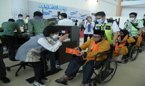 Otoritas Haji Arab Saudi Beberapa Kali Berkunjung ke Bandara Kertajati Pastikan Kesiapan. Foto:Jamaah umroh yang terbang perdana dari Bandara Kertajati, Jawa Barat, Ahad (20/11/2022).