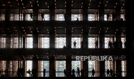 Jamaah melaksanakan ibadah shalat di Masjid Istiqlal, Jakarta.