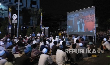 Jamaah Ustaz Abdul Somad di Masjid Jami' Al-Hidayah Jakarta Timur membludak sampai ke jalan, Ahad (3/6).