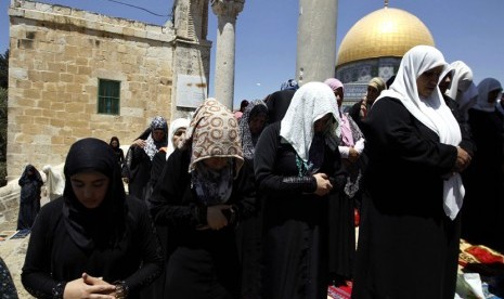 Jamaah wanita Palestina menunaikan Sholat Jumat dekat Kubah Batu di Komplek Masjid AL Aqsa,Yerusalem, Jumat (10/8). (Ammar Awad/Reuters)