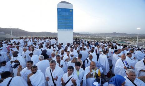 Jamaah wukuf di Arafah (ilustrasi)Berangkat haji ilegal langgar hukum syariat