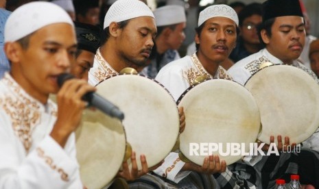 Jamaah yang diirningi kesenian rebana membacakan Shalawat Barzanji pada peringatan Maulid Nabi Muhammad SAW 1440 Hijriah di Masjid Muyassarin Kebayoran Lama, Jakarta, Senin (20/11/2018).