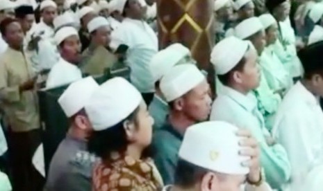 Jamaah yang hadir di  haul tahunan dari pencipta kitab maulid Simtud Durar, Habib Ali bin Muhammad Al Habsyi.