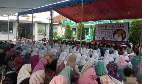 Jamaah yang khusyuk mengikuti haul kedua almarhum Damahuri Zuhri di di halaman Perguruan Bina Ilmu yang terletak di Parung, Bogor, Rabu (2/1)