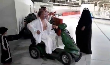 Jamaah yang sedang mengedarai fasilitas skuter di Masjid al-Haram, Makkah.