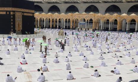 Jamaah yang tawaf di mataf melakukan doa di depan Ka