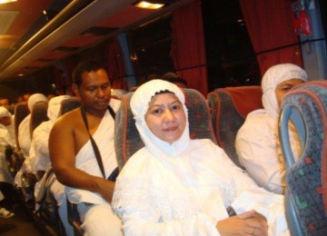 Jamaah calon haji Indonesia di atas bus menuju madinah.